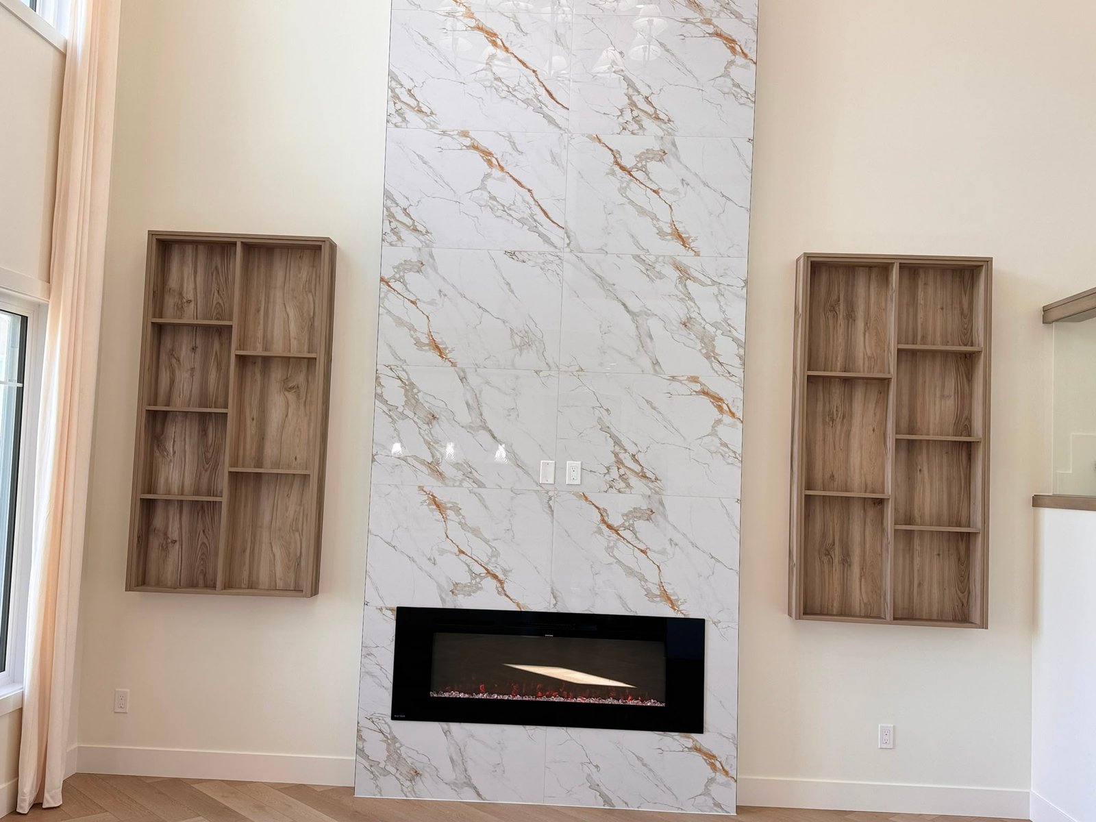 There is a quiet art to balancing crisp modernism with organic warmth